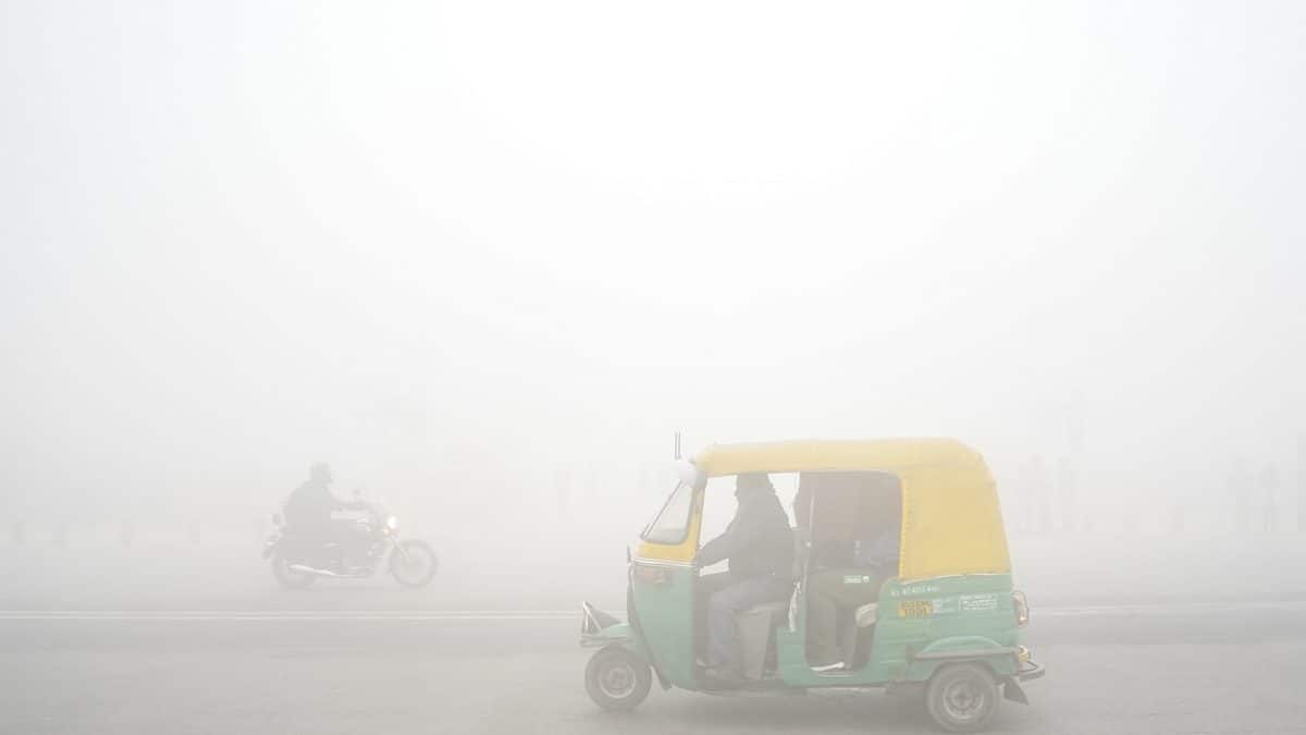 Delhi's Air Quality Deteriorates Amid First Cold Wave of the Year