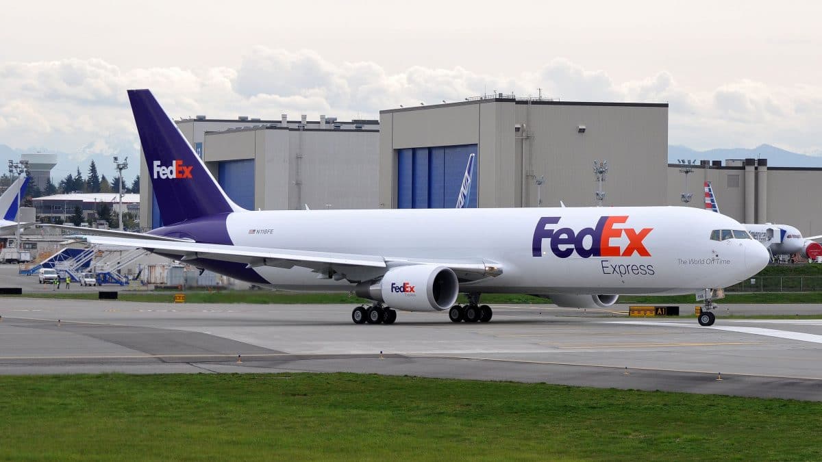 FedEx Faces Backlash Over H-1B Hiring Amid U.S. Job Cuts