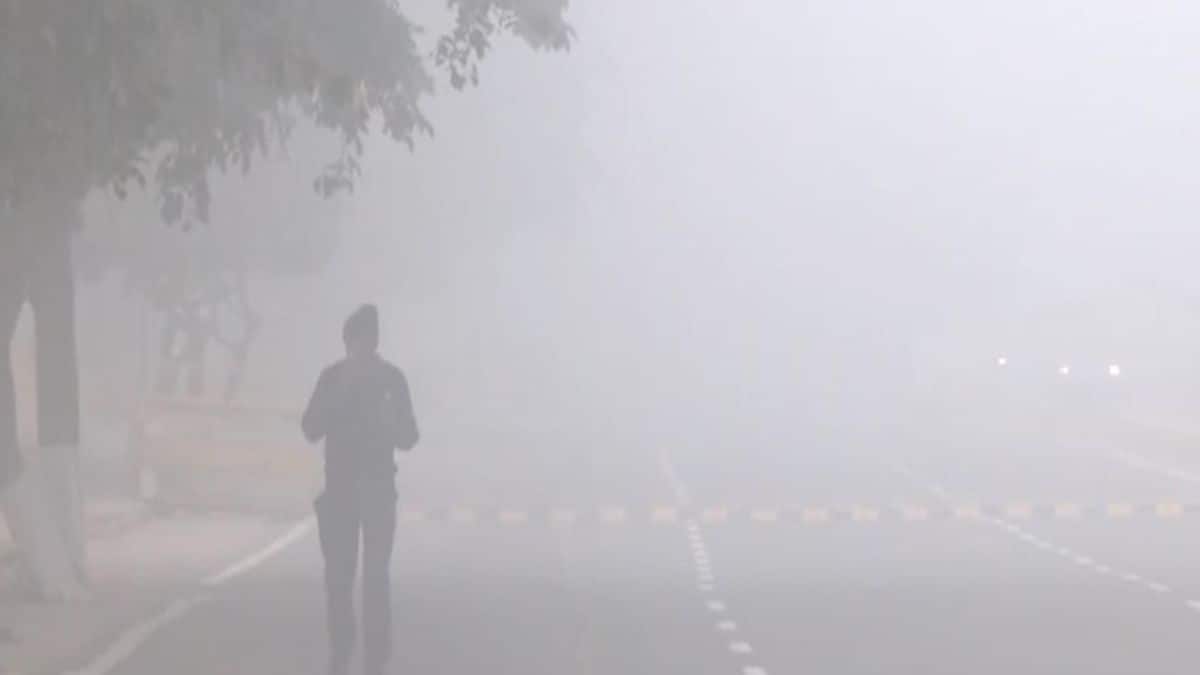 Dense Fog Engulfs Delhi: Air Quality Reaches Hazardous Levels, Travel Disruption Widespread